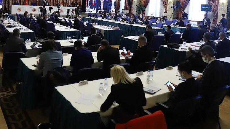 "Sürtüğü aynen iade ediyorum" dedi! Mikrofonu kapatıldı