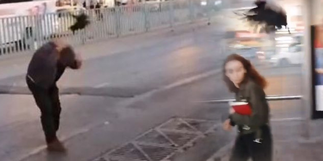 Kadıköy'de kargalar yoldan geçenlere saldırdı