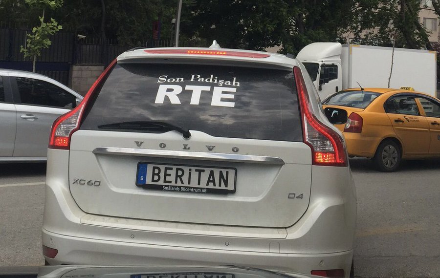 CHP’li vekil, Meclis kapısında çekti: ‘Son padişah RTE’