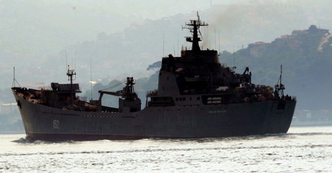 Rus savaş gemisi İstanbul'dan geçti