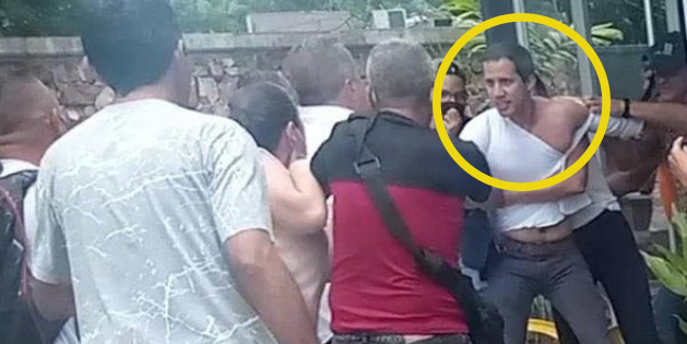 Venezuela'da muhalif lider Guaido'ya saldırı... Yaka paça dışarı atıldı, atleti yırtıldı, masalar ve sandalyeler havada uçuştu