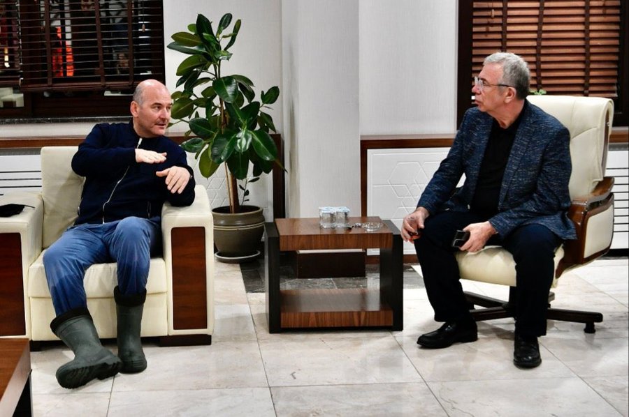 Soylu, sel sonrası ayağındaki çizmelerle Yavaş'ı ziyaret etmişti! O fotoğraftaki gerçek ortaya çıktı