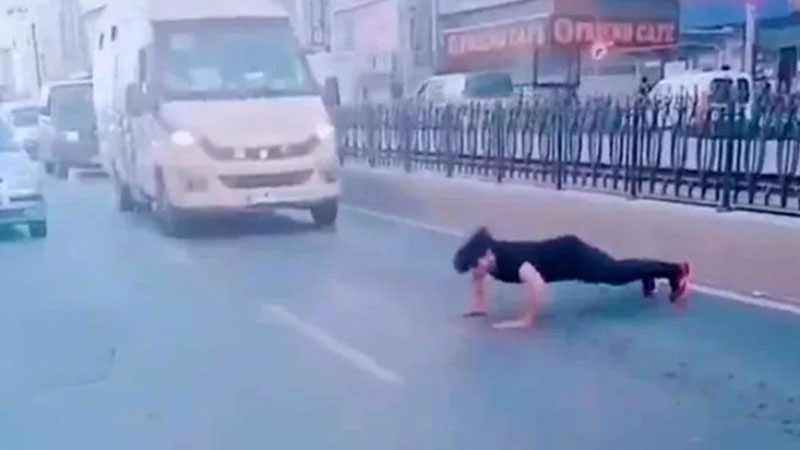 Trafiği durduran Pakistanlı yol ortasında şınav çekti