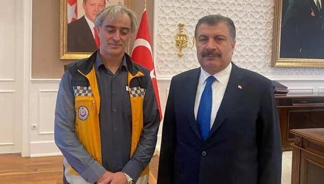 Bakanlık önünde kendini ambulansa kilitlemişti: Bakan Koca, ambulans şoförüyle bir araya geldi