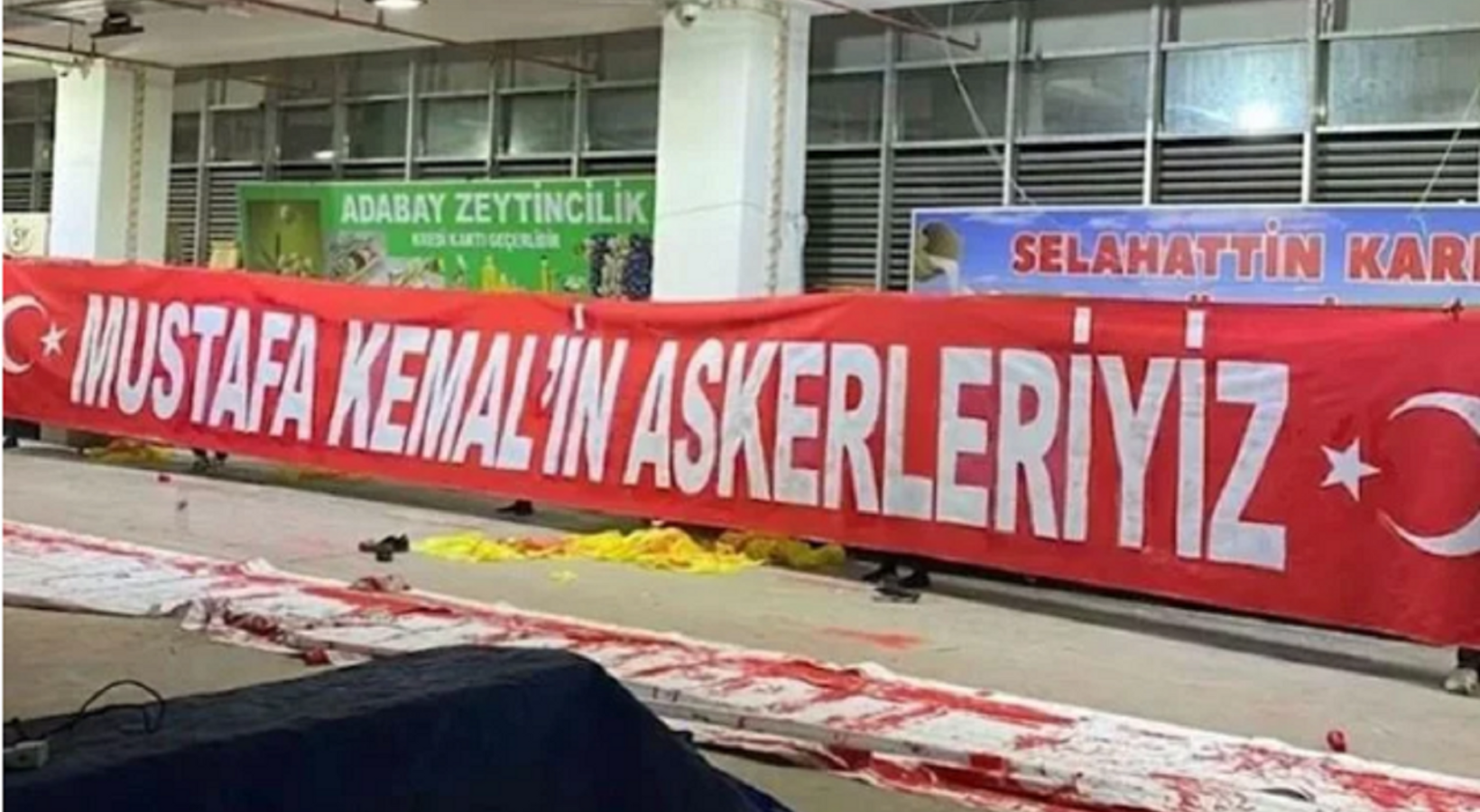 Bir ülke düşünün kurucusunun adı yasaklanmak istesin... 'Mustafa Kemal'in askerleriyiz' yazılı pankart stada sokulmadı