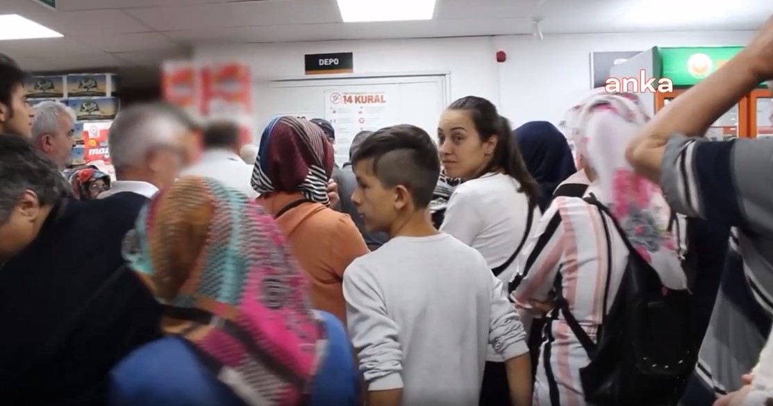 Bilecik'te yurttaşlar şeker kuyruğunda... "Eskiden tüp kuyruğu vardı şimdi şeker kuyruğu var!"
