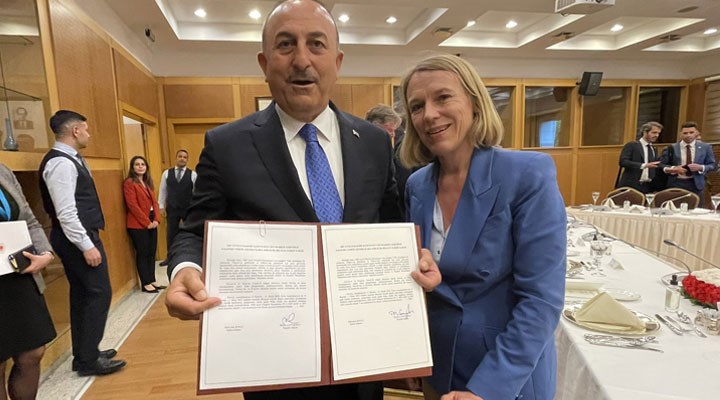 Çavuşoğlu anlaşmayla poz verdi: Biz vizeyle giderken, Norveç'in vatandaşları sadece kimlikle ülkemize girebilecek