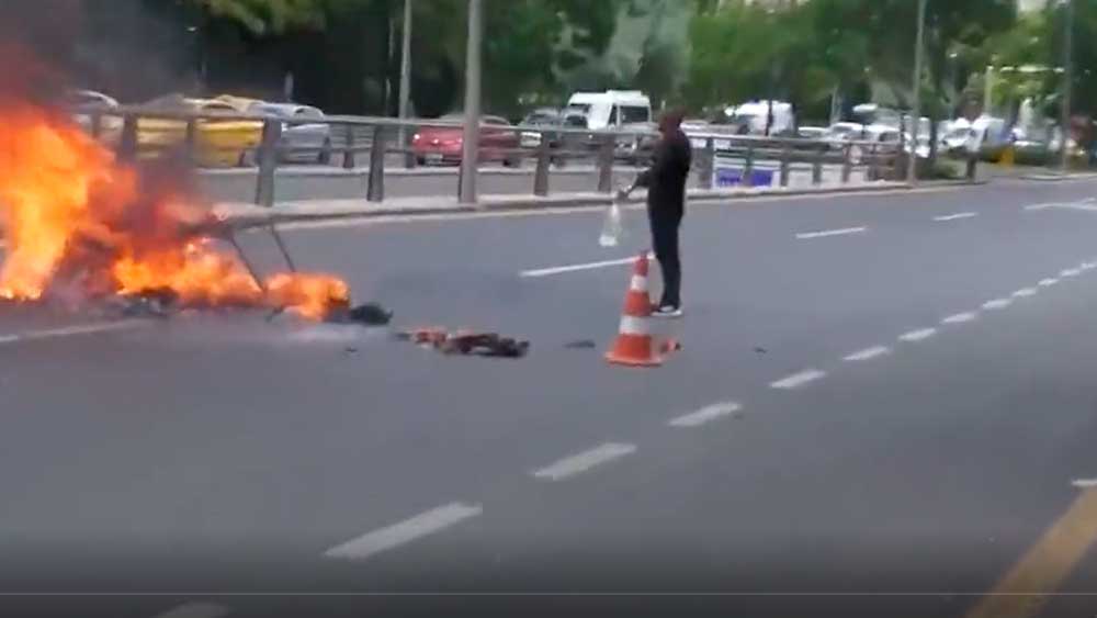 Zamlara isyan etti! TBMM önünde çekçek aracını ateşe verdi