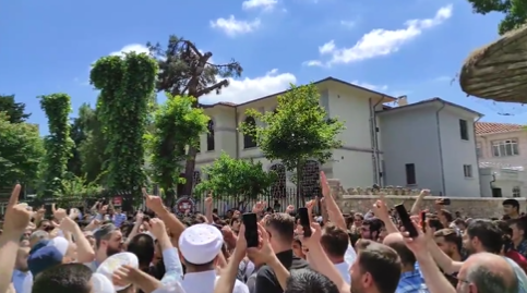 İstanbul Üniversitesi'nde 'Onur Pikniği' hedef gösterildi: Gerici gruplar tekbirler eşliğinde öğrencileri tehdit etti!