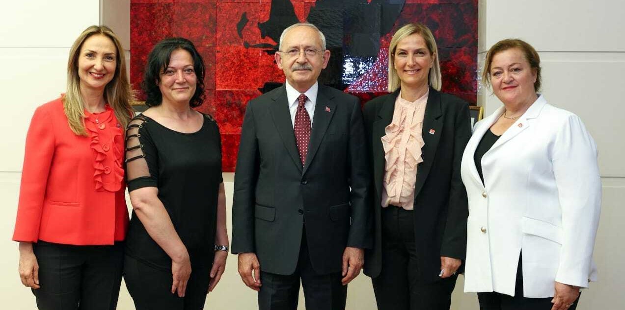 CHP Lideri Kılıçdaroğlu, 80 bininci kadın üyenin parti rozetini taktı