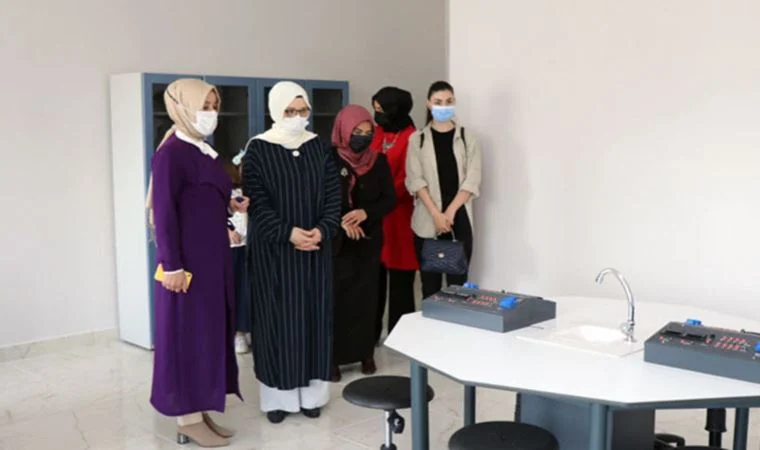 Ali Erbaş'ın eşi Seher Erbaş, çantasını polislere taşıttı