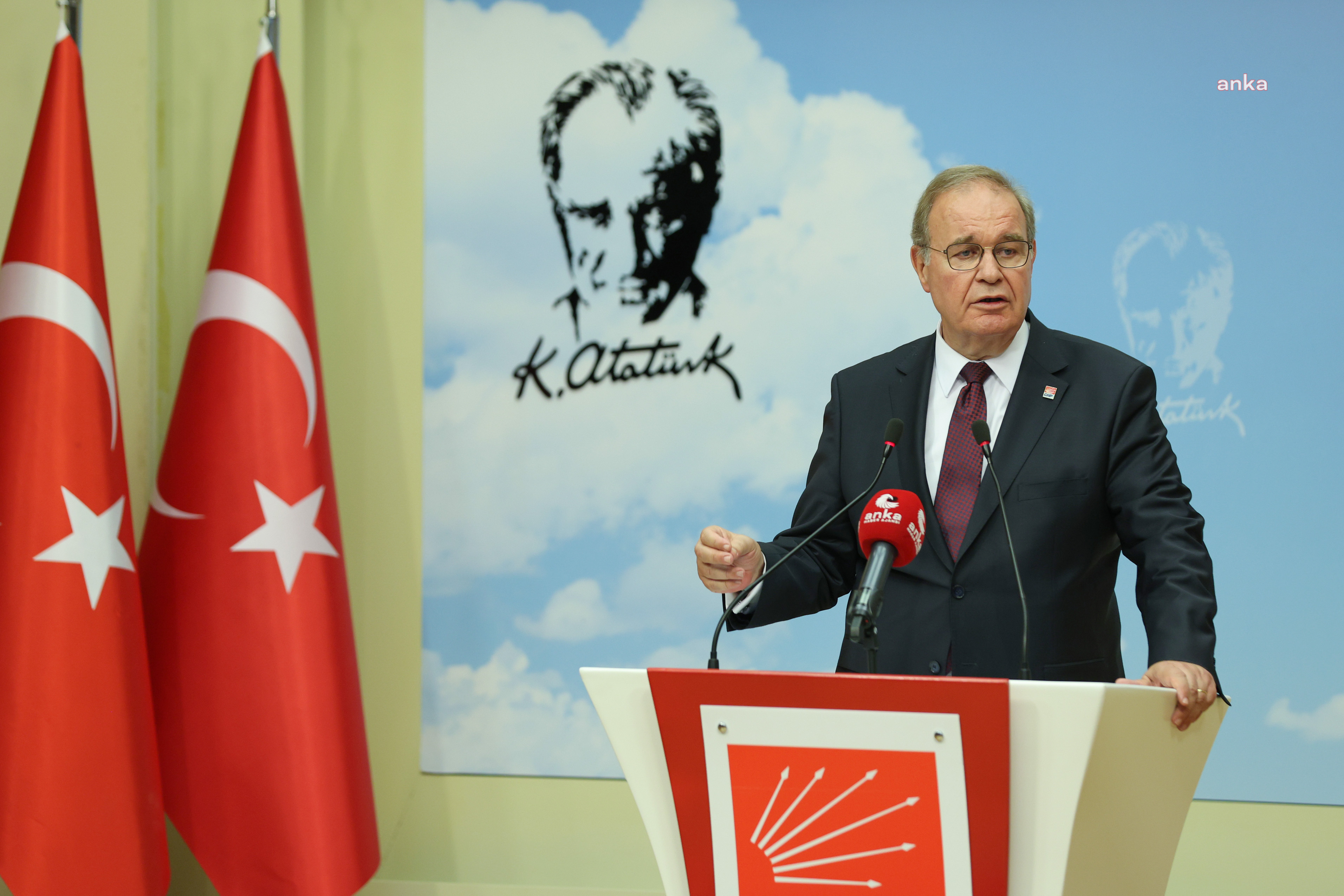 CHP'li Öztrak: AKP'liler bile dayanamayıp 'kral çıplak' diye bağırıyor