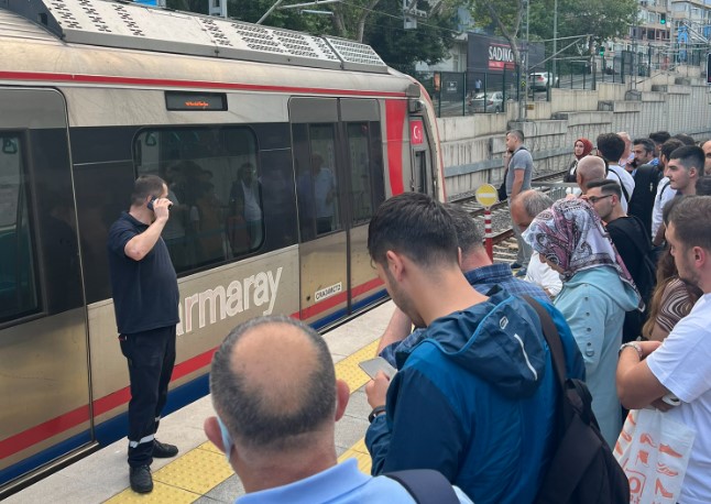 Marmaray'da intihar: 1 kişi raylara atladı