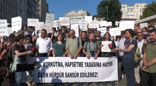 Gazeteciler 'sansür yasası'nı protesto etti: "Dezenformasyonu zaten iktidarın kendisi yapıyor"