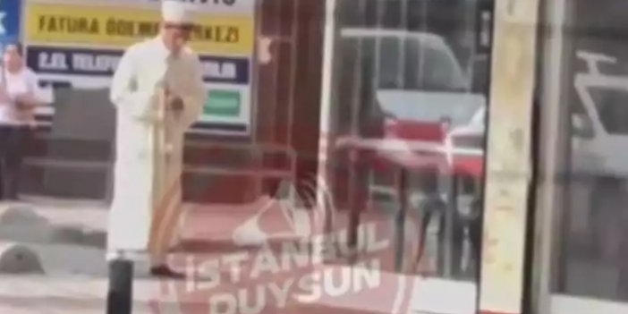İstanbul’da cübbeli sarıklı bir kişi yol ortasında namaz kıldı