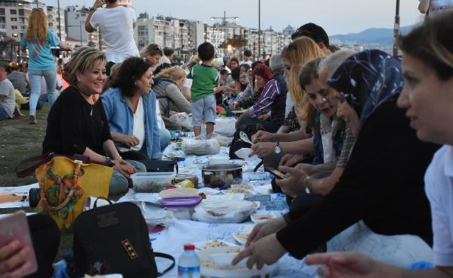 İzmir'de 'yeryüzü sofrası' kuruldu, CHP'li vekil yemek dağıttı