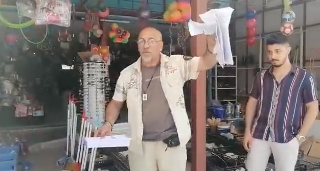 Mersin'de esnaf isyan etti, kasa fırlattı! "Bu kasayı Erdoğan'a fırlatıyorum"