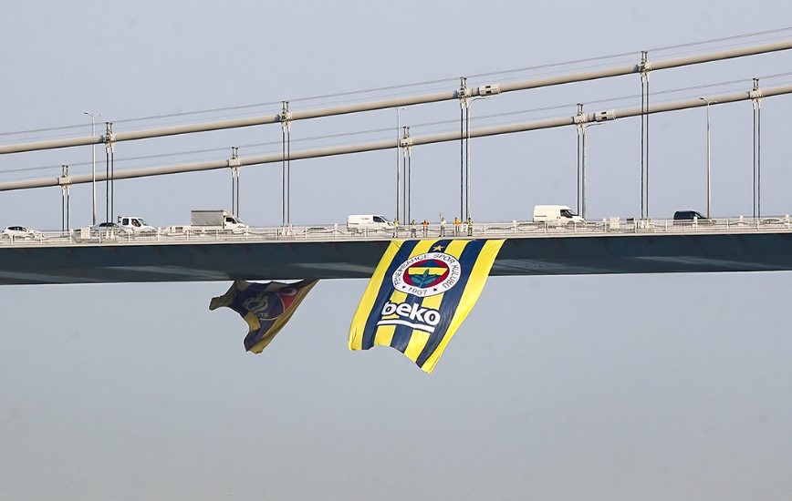 Fenerbahçe bayrağı Boğaz'da dalgalanıyor