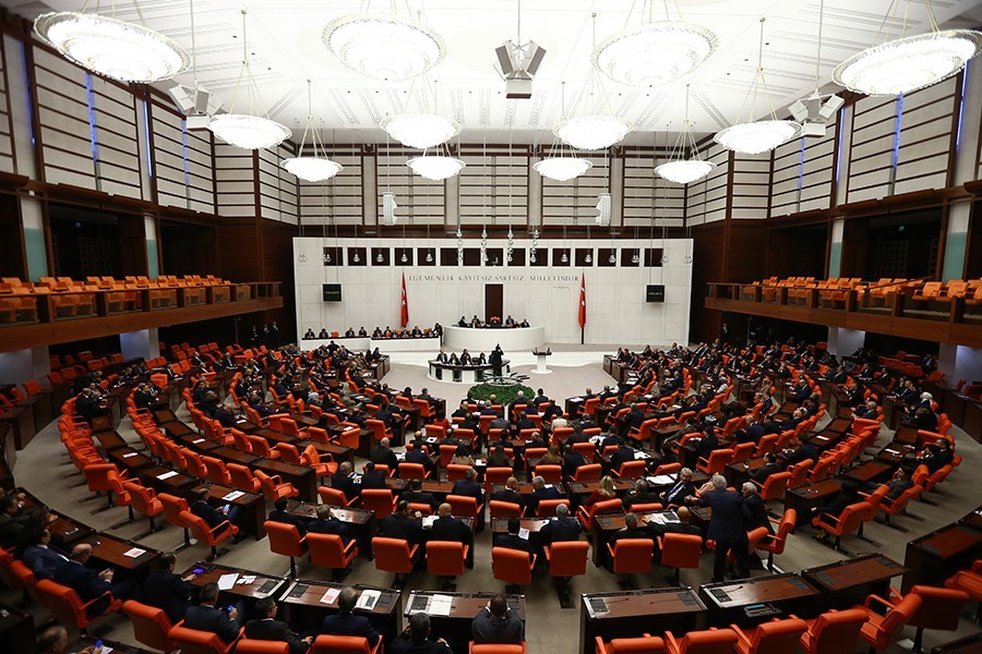 'Dezenformasyon yasası' AKP'de çatlak yarattı: Mahir Ünal ve bazı milletvekilleri imza atmadı