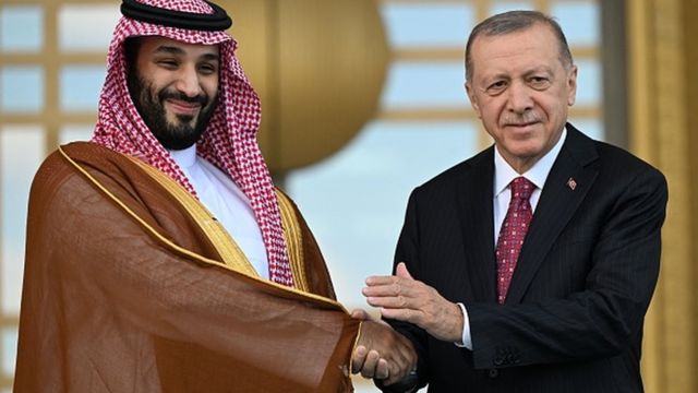 Veliaht Prens Muhammed bin Selman'a görkemli yemek! Saray’da Arapça müzikli kutlama yapıldı