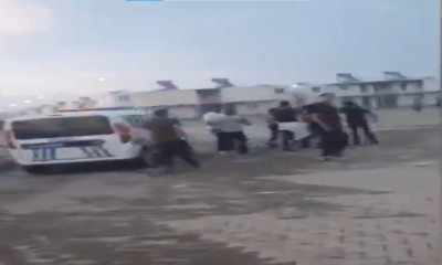 Suriyeliler Adana'da polisin üstüne yürüdü