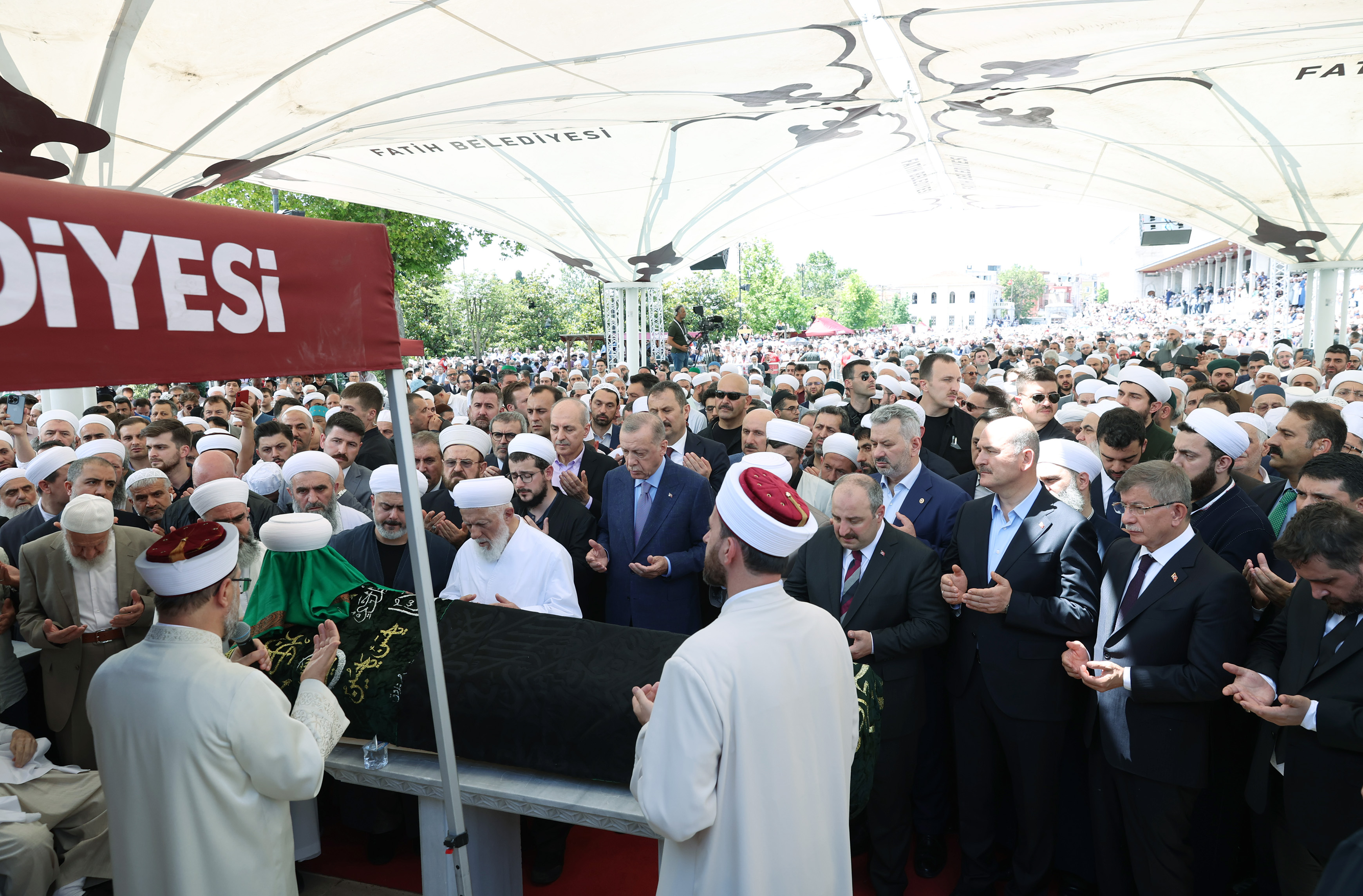 Devlet erkanı, tarikat şeyhinin cenaze töreninde buluştu. Erdoğan: Bir önderimizi ebediyete yolcu ediyoruz