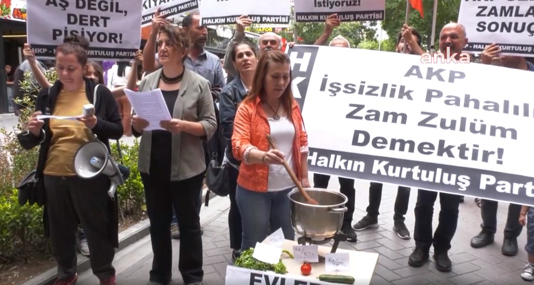 Ankara'da AKP'yi böyle protesto ettiler! Tencerede taş kaynattılar