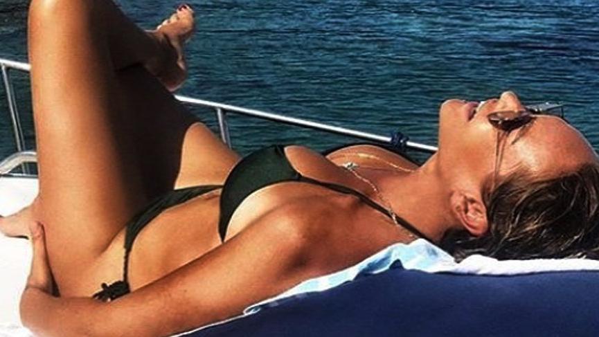 Hülya Avşar plajda egzersiz yaptı