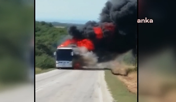 Seyir halindeki yolcu otobüsü alev alev yandı