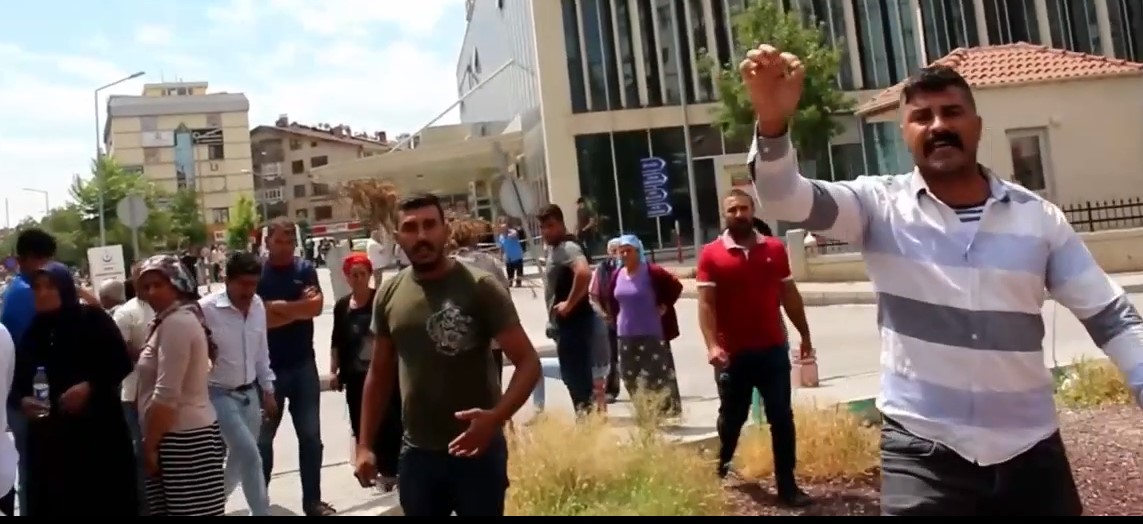 Polis, şizofren hastasını vurdu! Konya'da mahalleli ayaklandı