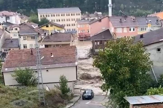 Geçen yıl selde yıkılmıştı! Aynı yere yeniden inşa edilen cami yine yıkıldı