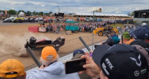 Formula 1'de dehşete düşüren kaza! Taklalar attı bariyeri aştı