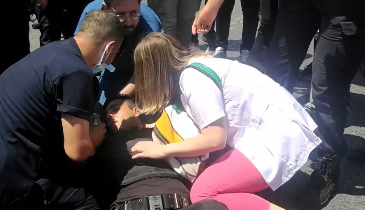 Şiddete karşı yürüyen sağlıkçılara polis şiddeti! Fenalaşan polise sağlıkçılar yardım etti