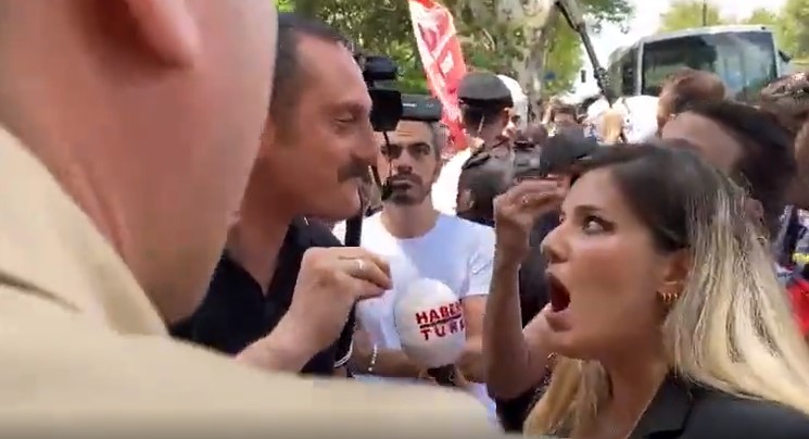 Polis ve Habertürk muhabiri arasında arbede: El kol yapma! Sağlıkçıların eylemini haber yapmak isteyen gazetecilere müdahale
