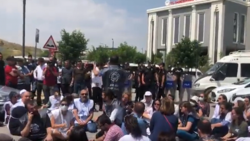 Bakanlık önünde eylem: Doktorlar, Fahrettin Koca'yı istifaya çağırdı