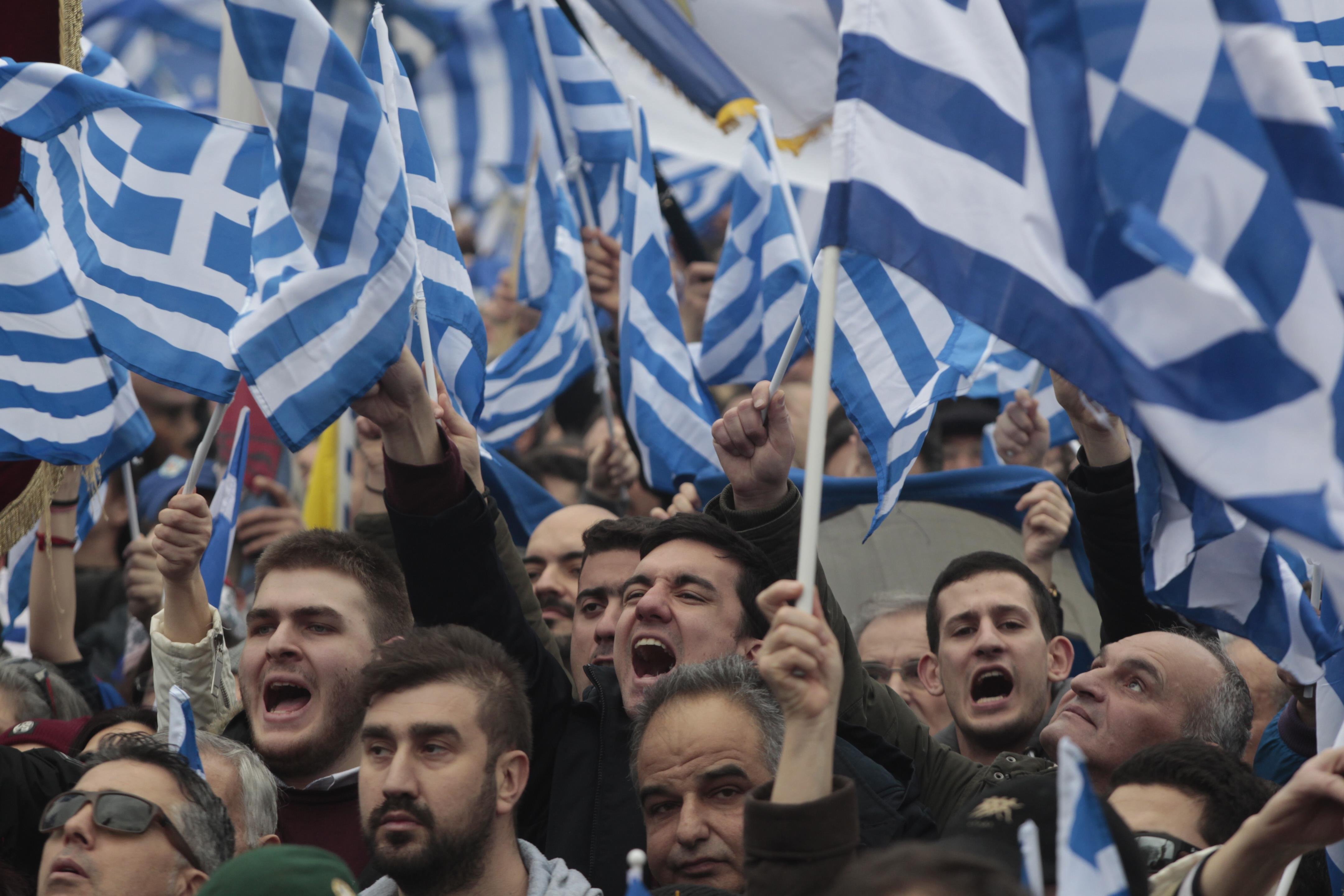 Поддержи грецию. Профсоюзы Греции. В Греции тысячи людей. Европарламент Греция. Радостные граждане Греции фото.