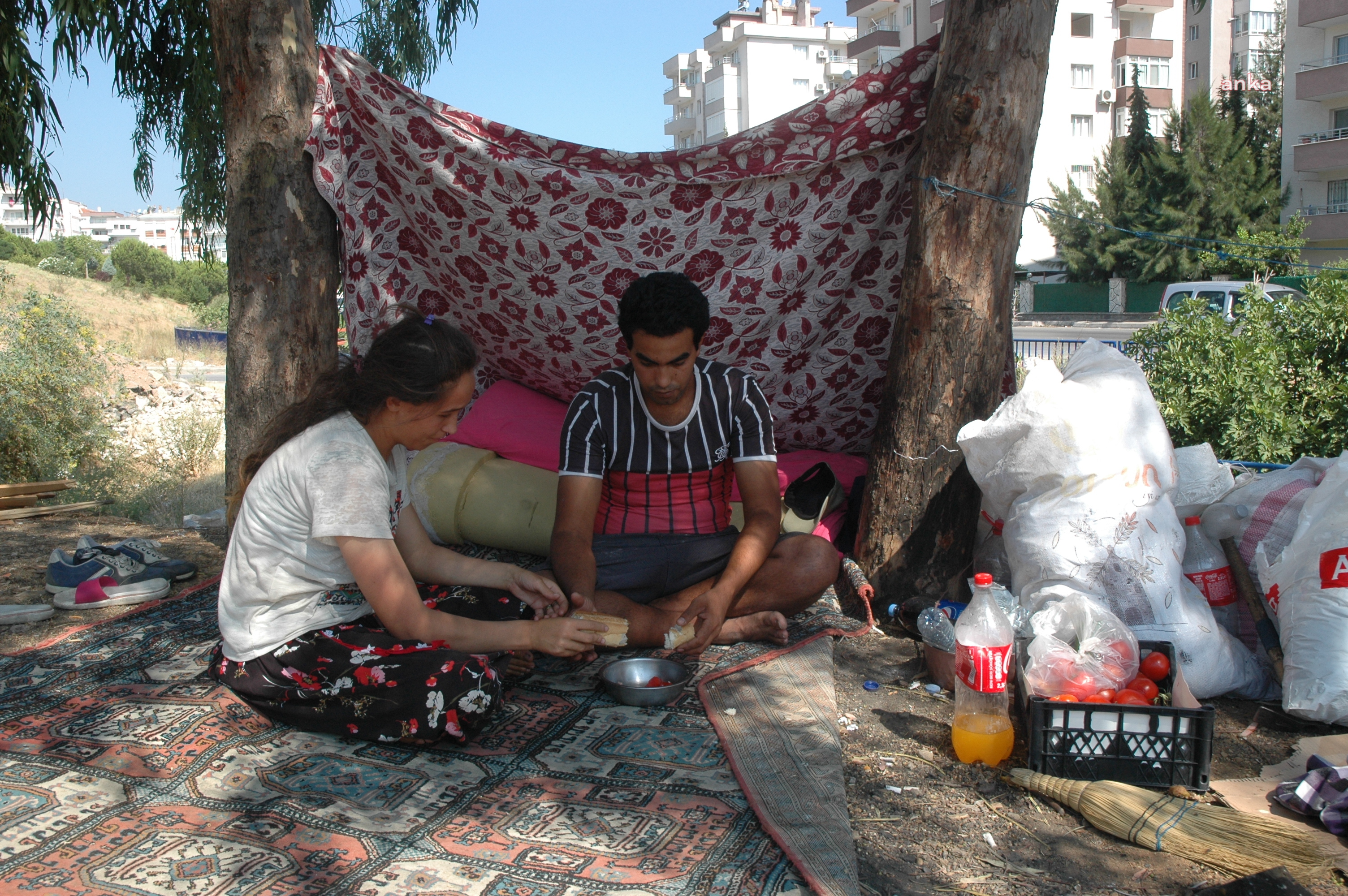 Bayram, kime bayram? Kirayı ödeyemediler, 2 yaşındaki çocukla sokakta kaldılar