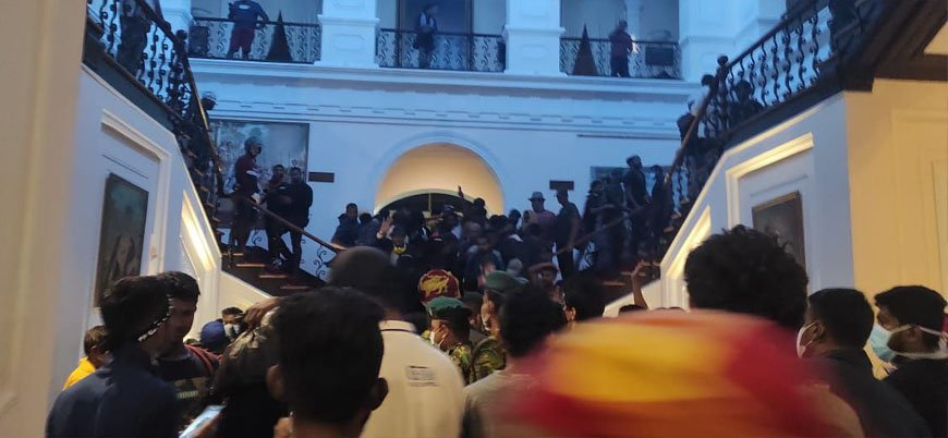 Sri Lanka'da olaylar çığırından çıktı! Başkanlık sarayını işte böyle bastılar! Başkan yurt dışına kaçtı