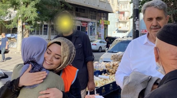 AKP'li ilçe başkanı polise broşür taşıttı!