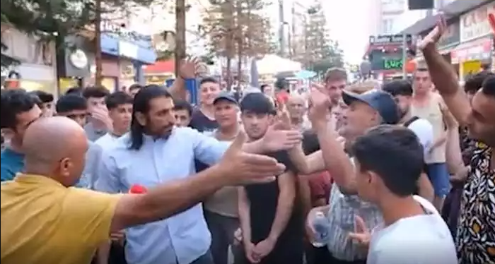 Sokak röportajında ilginç anlar: "Kim açlıktan ölüyor göster" dedi, herkes el kaldırdı