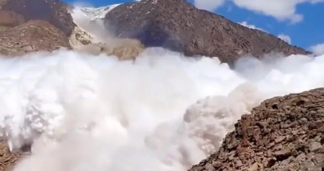 Kırgızistan'da düşen çığ turistlere kadar ulaştı! O anlar kamerada...