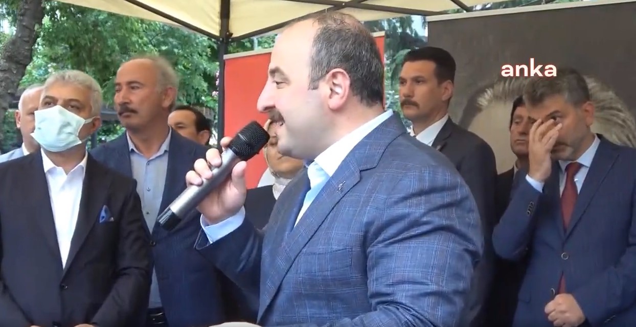 Bakan Varank, bayramlaşmaya gittiği Trabzon'da protesto edildi: "Ekmek 8 lira, un 500 lira!"