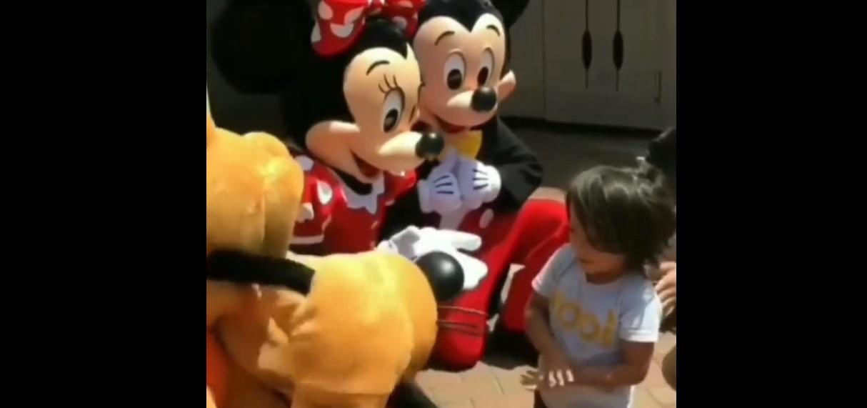 İşitme engelli küçük çocuk herkesi duygulandırdı! Minnie Mouse'tan anlamlı kucaklama...