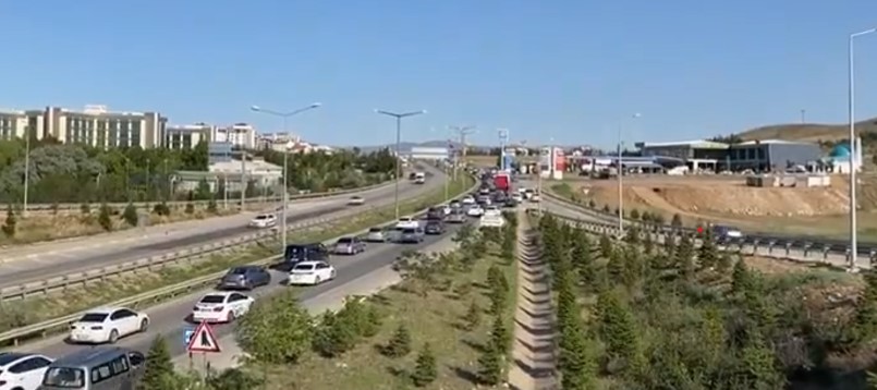 Bu yolu kullanırken dikkat! Bayram dönüşü trafiği başladı
