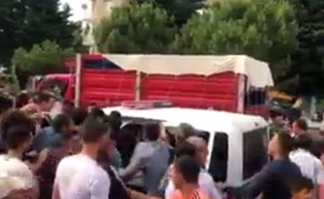 Minibüs 2 genç kızı 50 metre savurdu! Mahalleli şoförü linç etmeye kalkıştı...