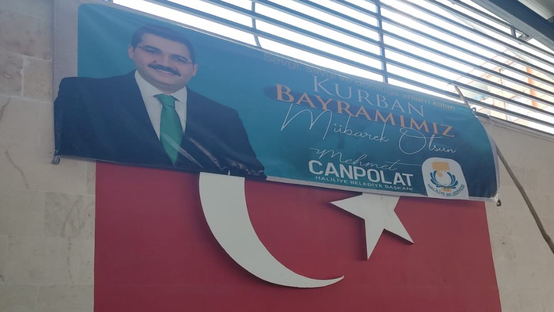 Şanlıurfa'da AKP'li belediyeden Türk bayrağına saygısızlık! "Asacak yer mi kalmadı?"