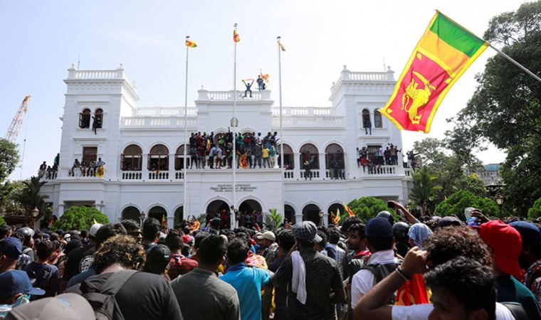 Sri Lanka'da halk hızını alamadı! OHAL'e tepki gösterdiler bu kez de Başbakanlık ofisini bastılar
