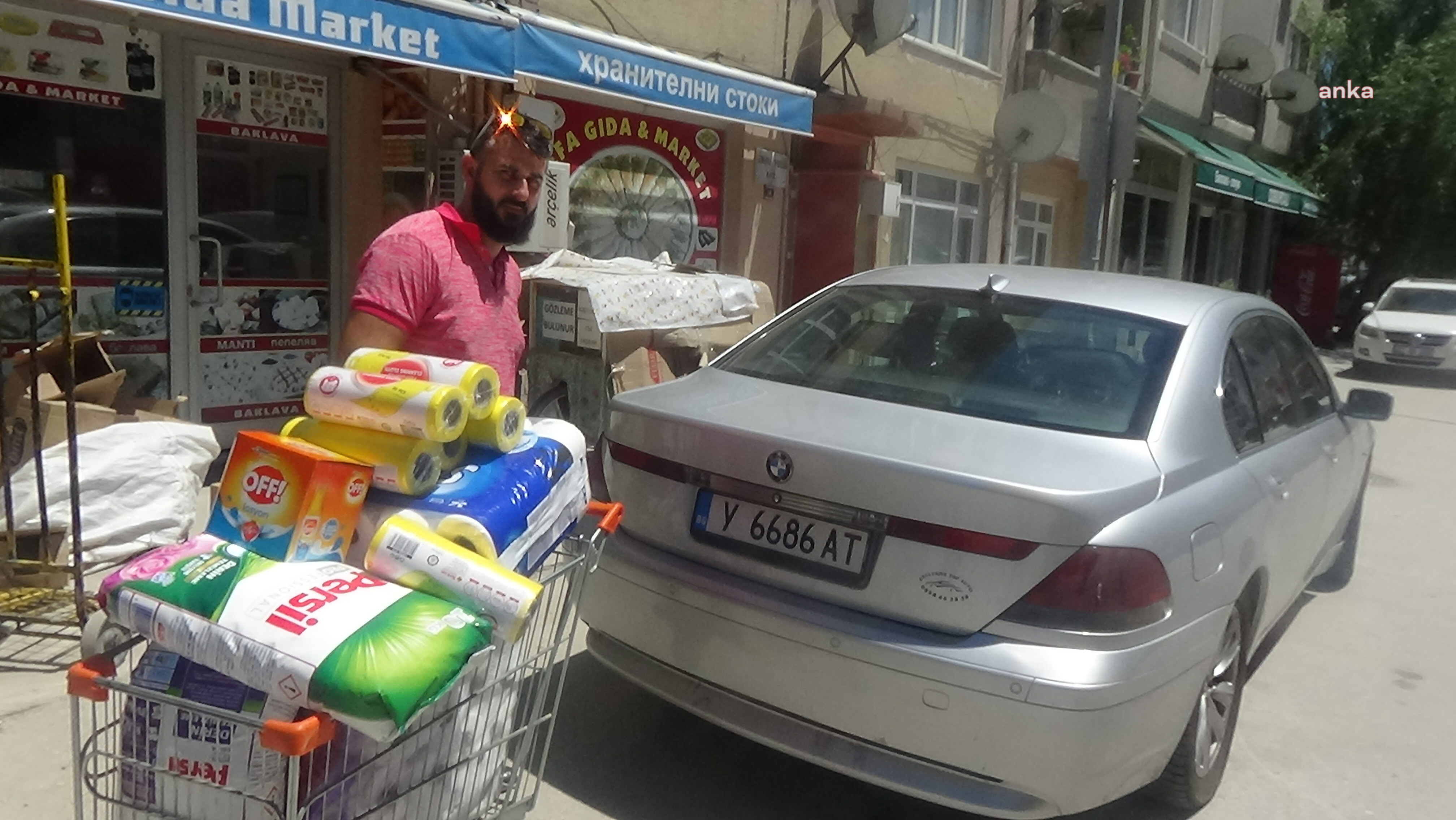 Bulgarlar doldurup doldurup gidiyor... Türk vatandaşları da arkalarından bakıyor!