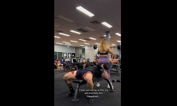 Spor yapan kadın, yanlışlıkla adamın yüzüne oturdu! Her spor salonunda olmaz...
