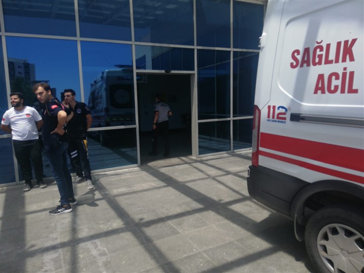 Polisin silahını kaptı sağlık çalışanlarını tehdit etti... Gözaltına alınmadı!
